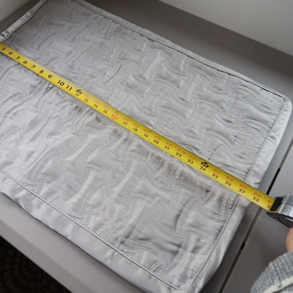 MACY'S QUILTED (2) ZIPPERED PILLOW‎ SHAMS 18X26 Silver Gray Satin Quilted LUXURY - Picture 6 of 9